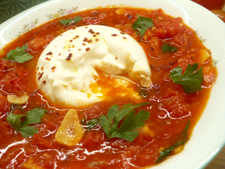 Burrata w sosie pomidorowym