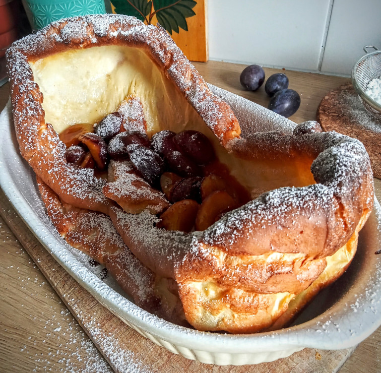 Dutch baby z karmelizowanymi śliwkami