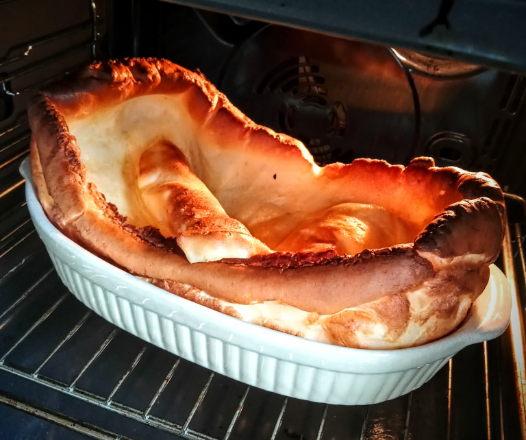 Dutch baby z karmelizowanymi śliwkami