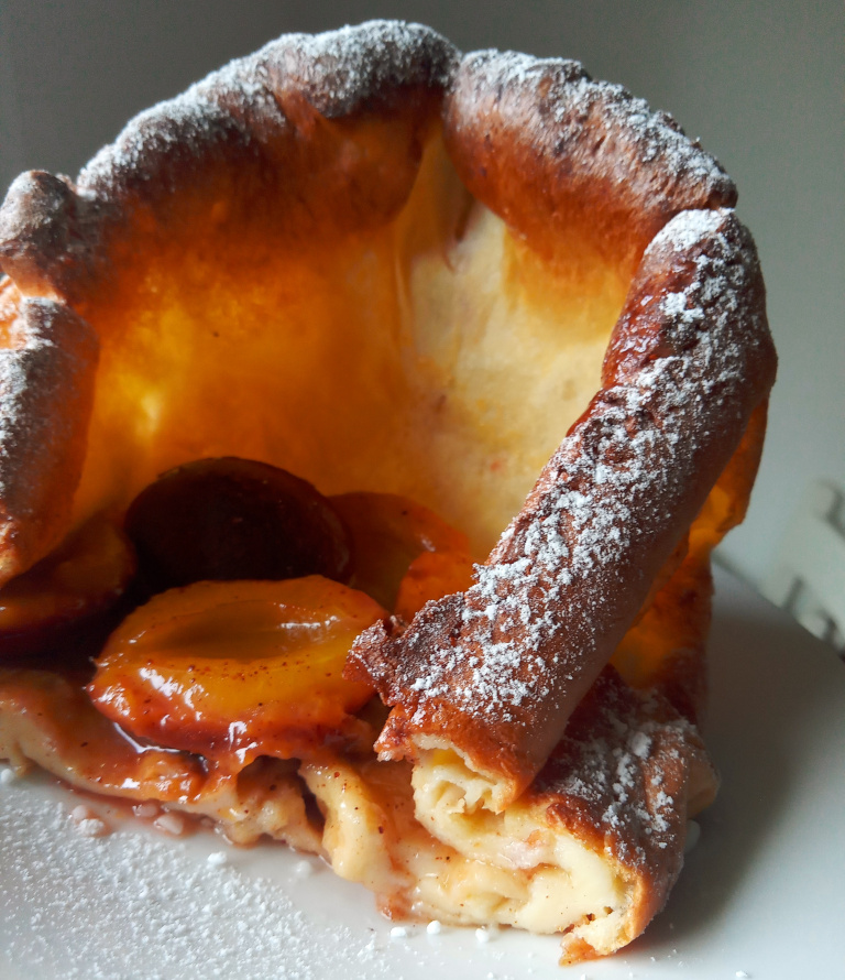 Dutch baby z karmelizowanymi śliwkami