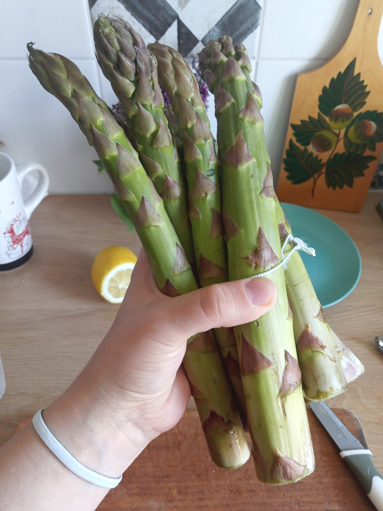 Szparagi w sosie holenderskim z jajkiem, bekonem i ziemniaczkami